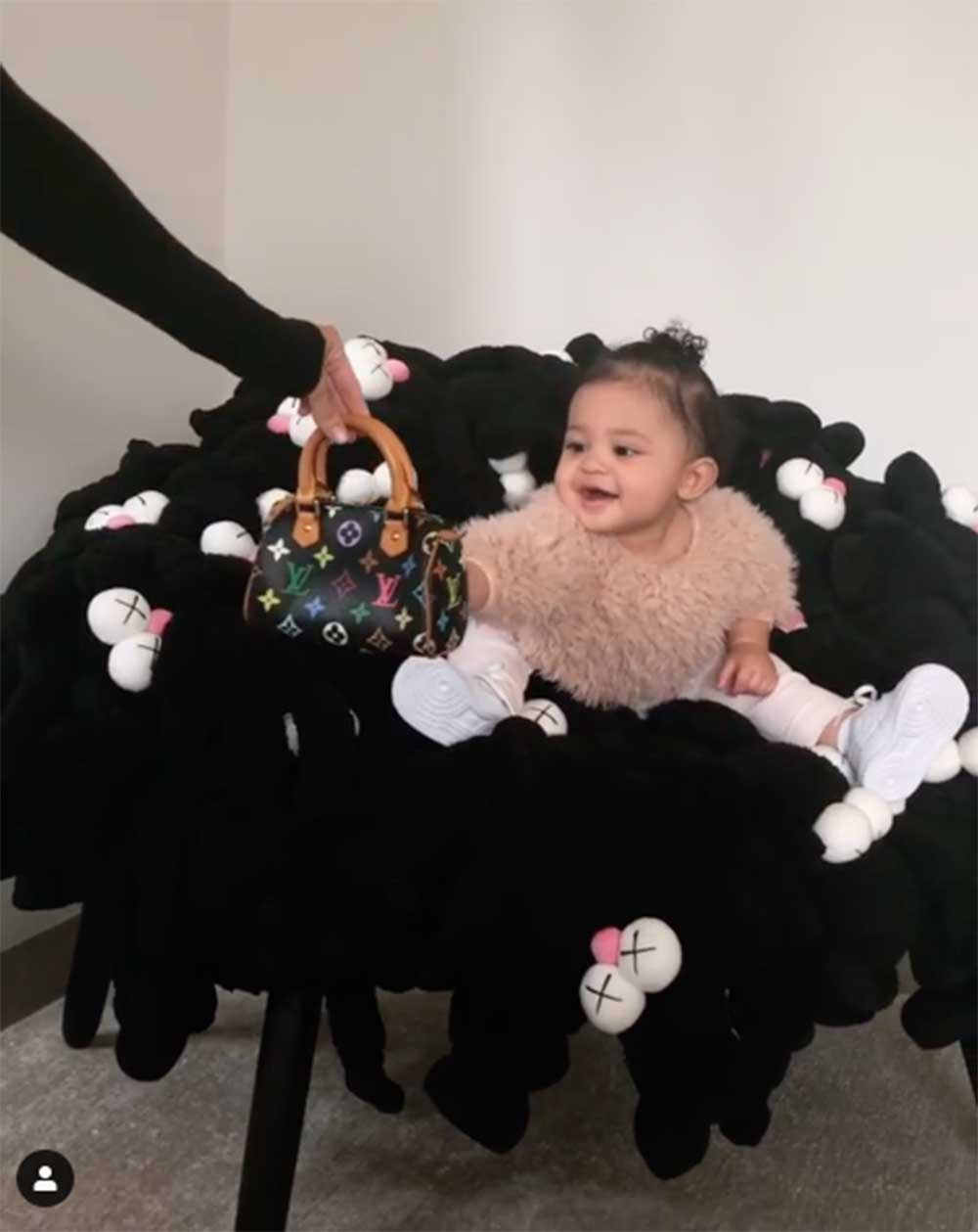 ルイ・ヴィトンのバッグを貰うストーミーちゃん（画像は『Kylie　2019年1月8日付Instagram「daddy dropped off a new chair for stormi and omg this girl threw the bag over her shoulder i can’t.」』のスクリーンショット）