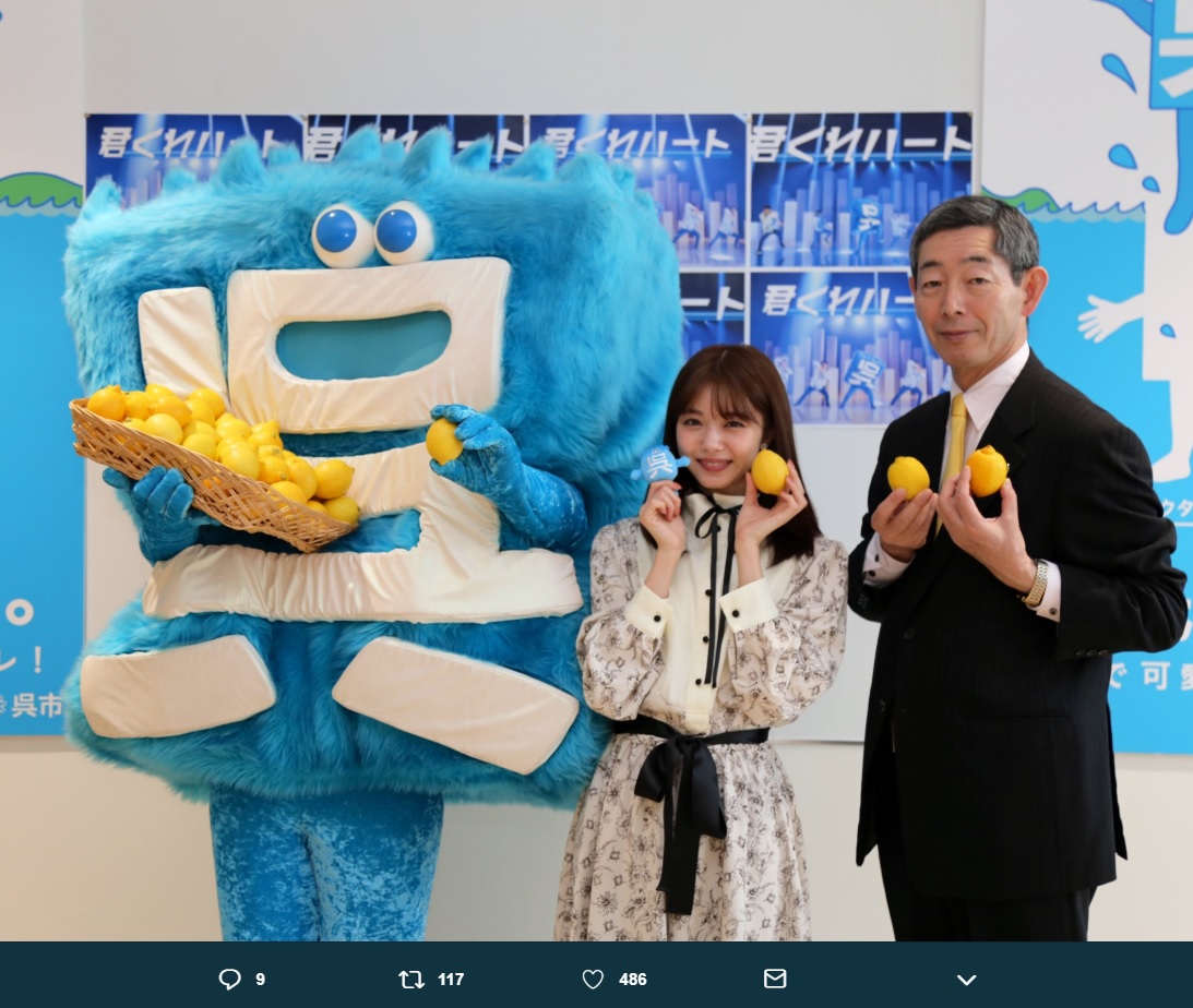 呉氏、市川美織、新原市長（画像は『呉氏（くれし）【公式】　2019年2月19日付Twitter「何と ＃広島レモン大使 の＃市川美織 ちゃんが呉市役所にきてクレたんだよーーっ」』のスクリーンショット）