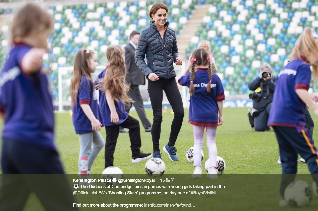 女児らとサッカーを楽しむキャサリン妃（画像は『Kensington Palace　2019年2月27日付Twitter「The Duchess of Cambridge joins in games with young girls taking part in the ＠OfficialIrishFA’s ‘Shooting Stars’ programme, on day one of ＃RoyalVisitNI.」』のスクリーンショット）