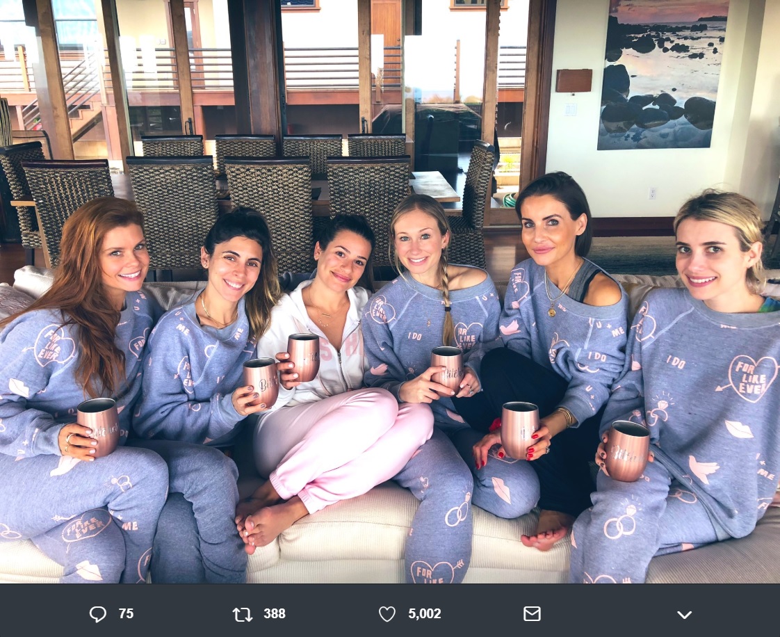 パジャマ姿のリア・ミシェルと友人たち（画像は『Lea Michele　2019年2月5日付Twitter「Best bachelorette weekend EVER in HAWAII with the most amazing best friends in the whole entire world!!!」』のスクリーンショット）