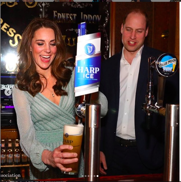 ビールサーバーを扱うキャサリン妃（画像は『The Royal Family　2019年2月27日付Instagram「The Duke and Duchess of Cambridge arrived in Northern Ireland today for the start of their two-day tour which will take in Belfast, Fermanagh and Ballymena.」』のスクリーンショット）