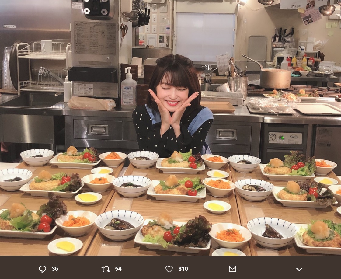 完成した料理を前にする岸明日香（画像は『岸明日香　2019年2月3日付Twitter「作った作った～ 優しいお店の方のサポートもあり無事完成」』のスクリーンショット）