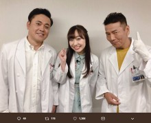 【エンタがビタミン♪】須田亜香里、くりぃむしちゅーとの“白衣”姿に「すごい方々と3ショット」の声