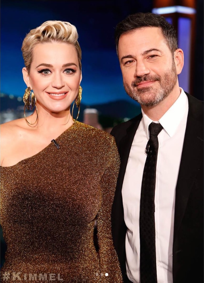 オスカー像をイメージしたドレスで登場したケイティと番組司会者（画像は『Jimmy Kimmel Live　2019年2月25日付Instagram「＠KatyPerry on ＃AmericanIdol and her engagement to ＠OrlandoBloom TONIGHT!」』のスクリーンショット）