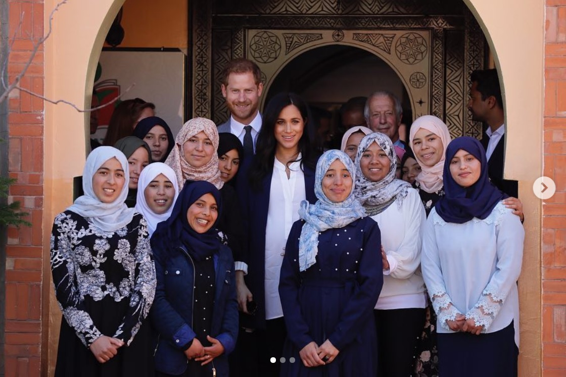 女子寄宿舎を訪れたヘンリー王子＆メーガン妃（画像は『Kensington Palace　2019年2月24日付Instagram「After the investiture, The Duke and Duchess of Sussex with girls at the ＠efa_morocco boarding house.」』のスクリーンショット）