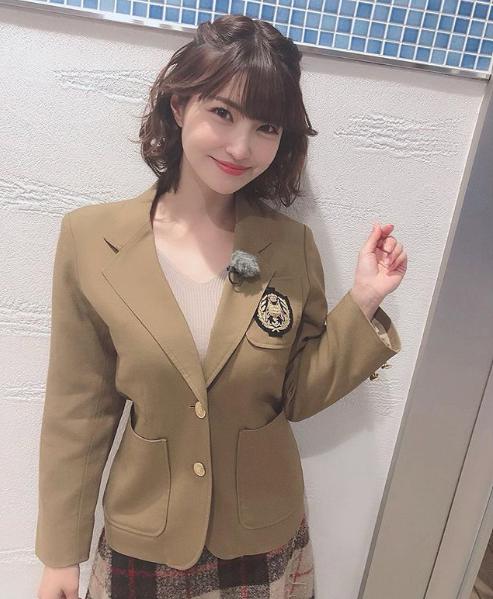 岸明日香『ゲンバの声がある』での衣装（画像は『岸明日香　2019年2月9日付Instagram「今日も収録でした」』のスクリーンショット）