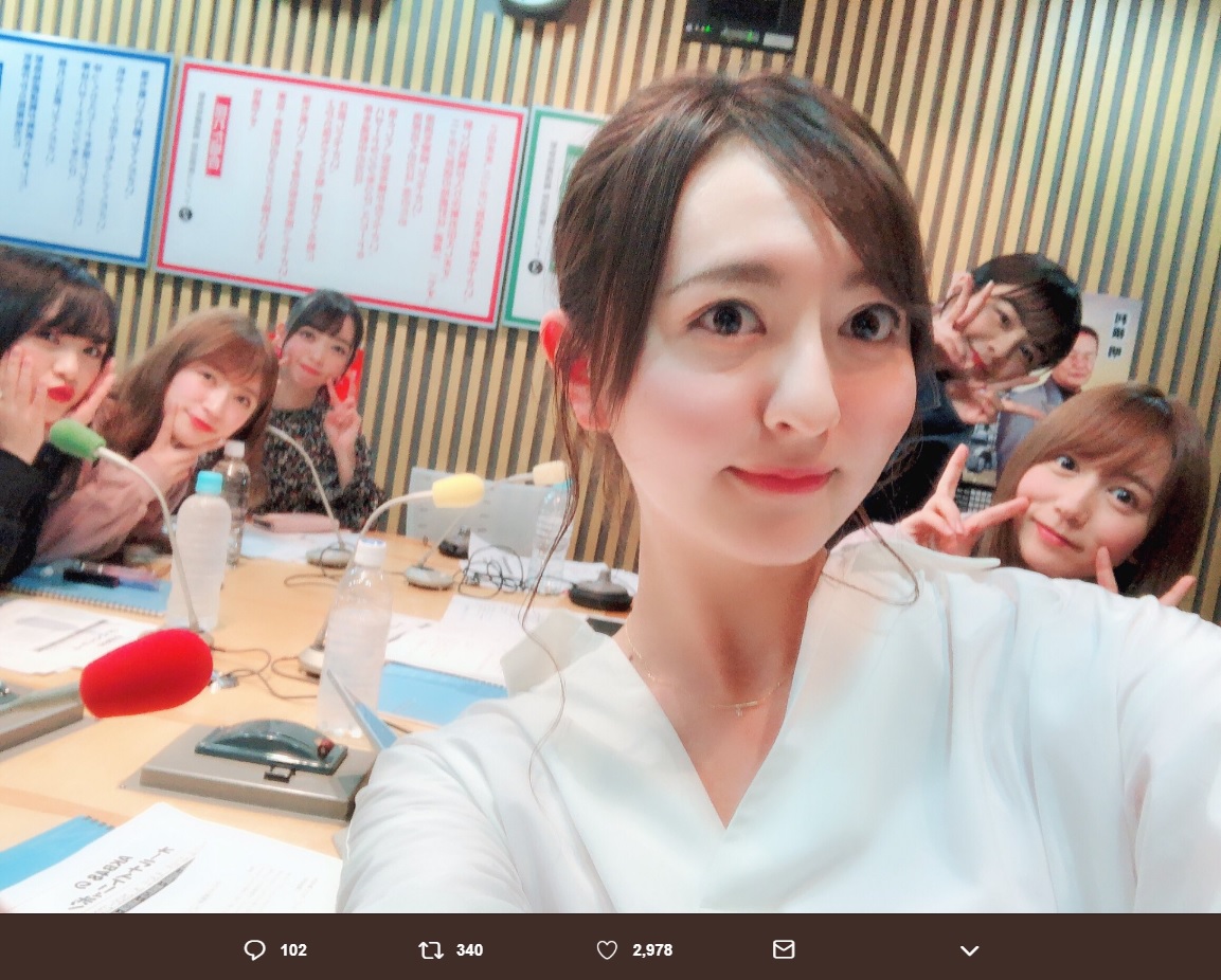 森保まどかが自撮り『AKB48グループラジオサミット』の集合写真（画像は『森保まどか　2019年2月21日付Twitter「ANNありがとうございました！」』のスクリーンショット）