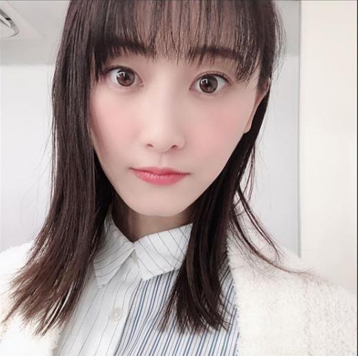 松井玲奈、著者近影撮影のオフショット（画像は『松井玲奈　2019年1月22日付Instagram「著者近影撮影の時。」』のスクリーンショット）