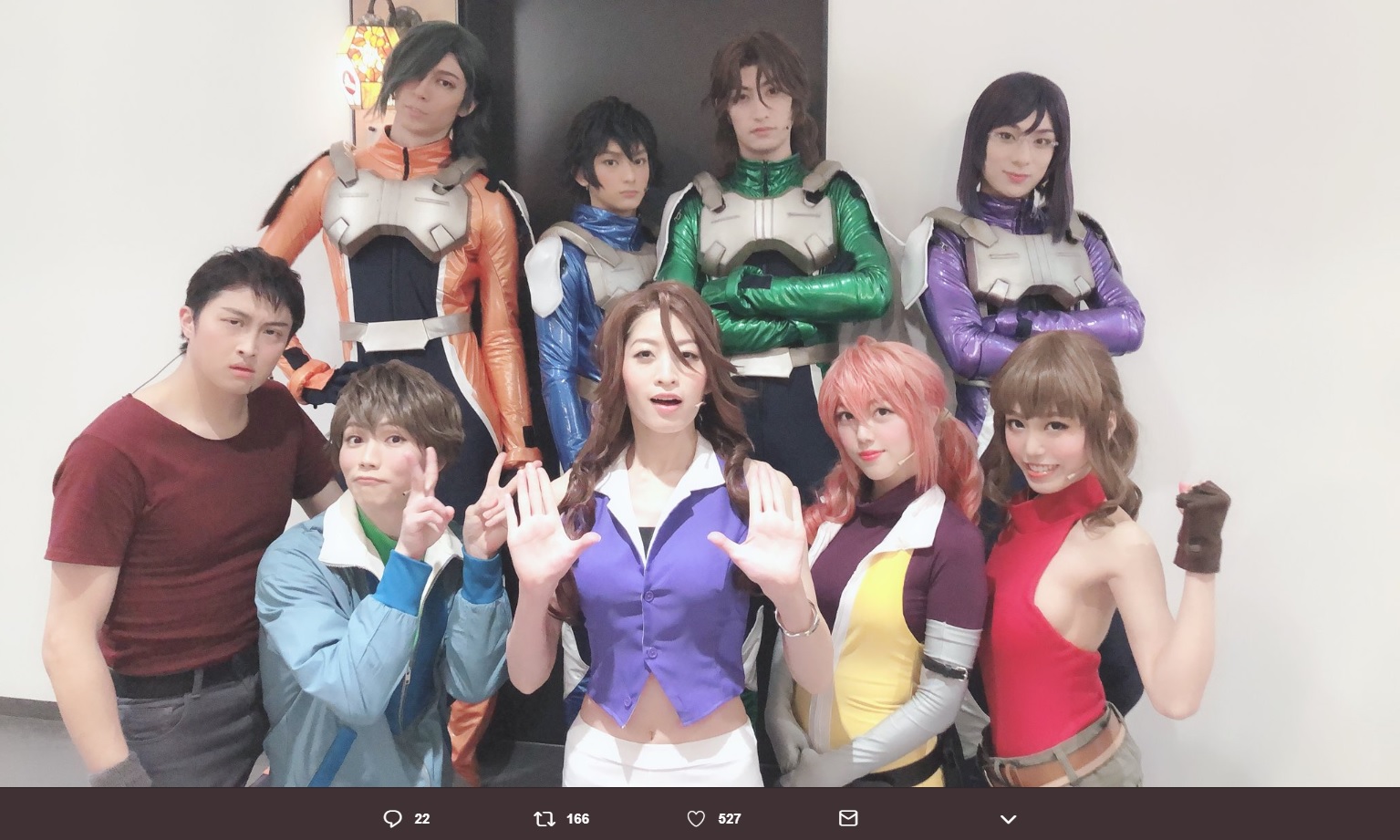 舞台『機動戦士ガンダム00』キャスト陣、前列右から2人目が松村芽久未（画像は『松村芽久未　2019年2月18日付Twitter「＃ダブステ 東京公演千秋楽!!」』のスクリーンショット）