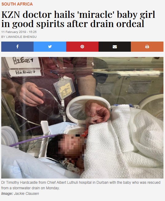 奇跡的に生還した新生児（画像は『TimesLIVE　2019年2月11日付「KZN doctor hails ‘miracle’ baby girl in good spirits after drain ordeal」（Image: Jackie Clausen）』のスクリーンショット）