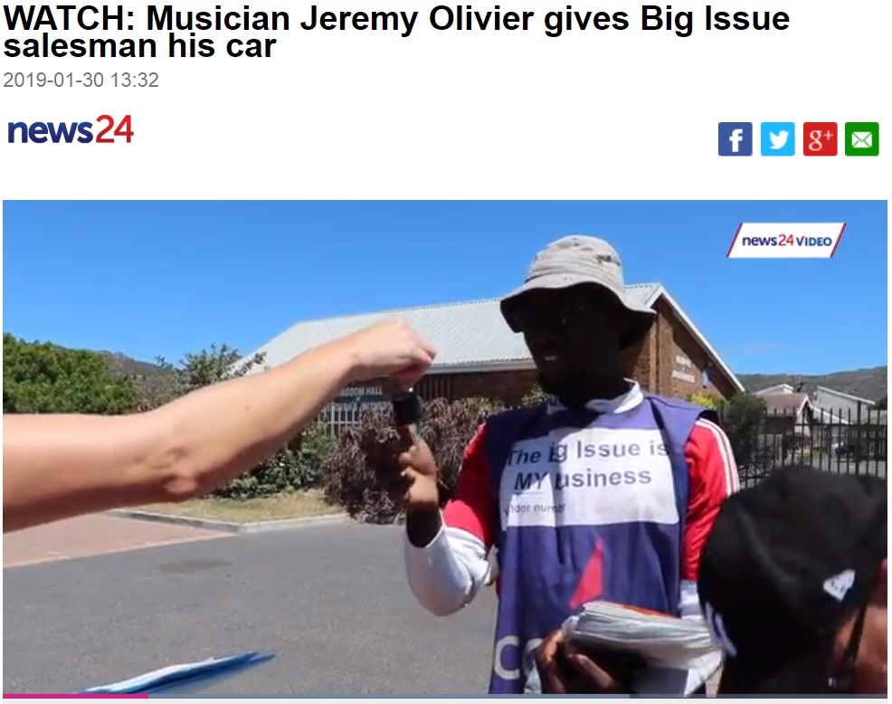 車の鍵を渡されて、唖然とする男性（画像は『News24　2019年1月30日付「WATCH: Musician Jeremy Olivier gives Big Issue salesman his car」』のスクリーンショット）