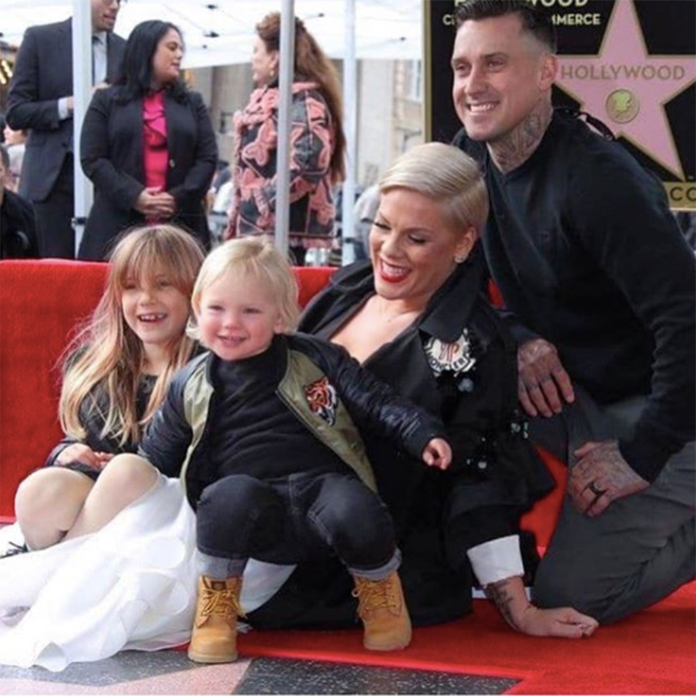 ハリウッド殿堂入りしたP!NK、家族と一緒に（画像は『Carey Hart　2019年2月5日付Instagram「Such a cool experience.」』のスクリーンショット）