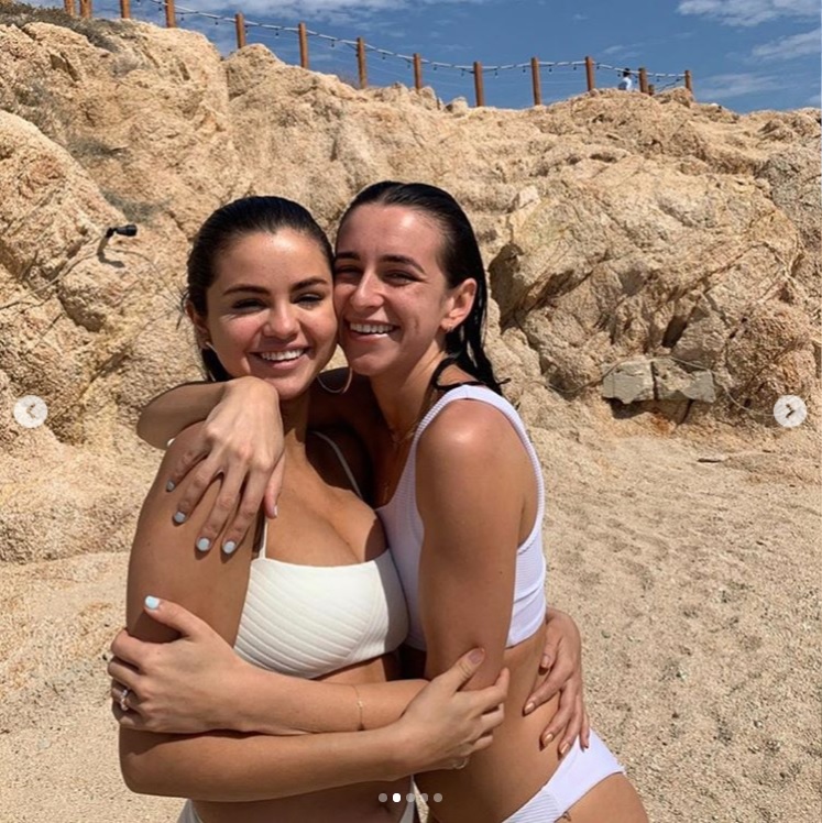 親友とハグするセレーナ・ゴメス（左）（画像は『Selena Gomez　2019年2月12日付Instagram「My best friend is getting married, so we celebrated her!」』のスクリーンショット）