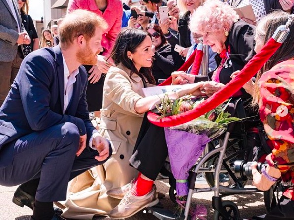 長年ヘンリー王子を応援してきたダフニさん、メーガン妃との対面で（画像は『Kensington Palace　2018年10月16日付Instagram「The Duke of Sussex introduces The Duchess to 98 year-old Daphne Dunne, whom he met in 2015, and again on his last visit to Australia in 2017. 」』のスクリーンショット）