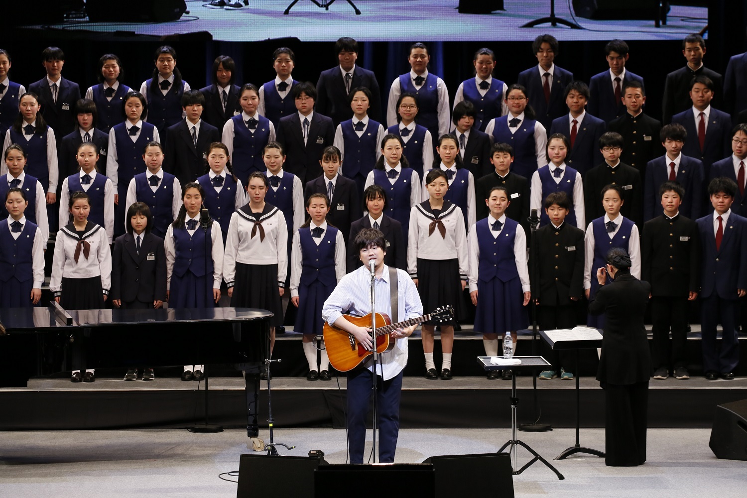 復興支援音楽祭で学生たちと共演する秦 基博