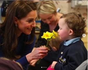 【イタすぎるセレブ達】キャサリン妃、赤ちゃん連れのファンに“第4子願望”を明かす