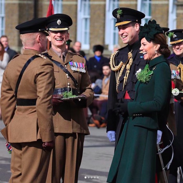 グリーンでまとめたコーディネートのキャサリン妃（画像は『Kensington Palace　2019年3月17日付Instagram「On ＃StPatricksDay The Duke of Cambridge, Colonel of the ＠irishguards, accompanied by The Duchess, visited 1st Battalion Irish Guards at the St Patrick’s Day Parade.」（PA）』のスクリーンショット）