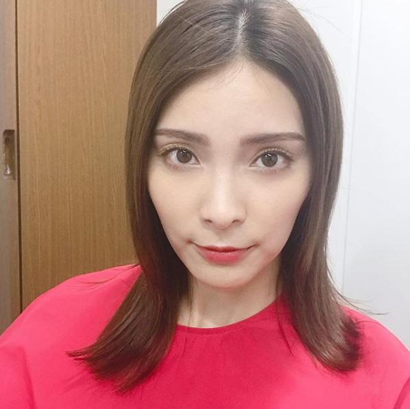 秋元才加が自分でヘアメイクした姿（画像は『秋元才加　2019年3月15日付Instagram「セルフメイクで取材だった日。」』のスクリーンショット）