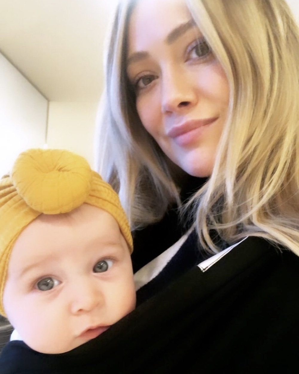 バンクスちゃんを抱っこするヒラリー・ダフ（画像は『Hilary Duff　2019年3月24日付Instagram「Roo’ed up」』のスクリーンショット）