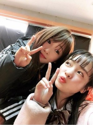 【エンタがビタミン♪】川栄李奈、横田真悠と『3年A組』ショット　「お菓子をあげて餌付けしています」