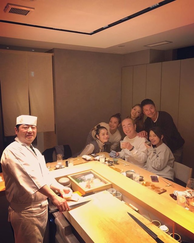 美女4人と男性に囲まれる志村けん（画像は『志村けん　2019年3月5日付Instagram「友達との食事」』のスクリーンショット）