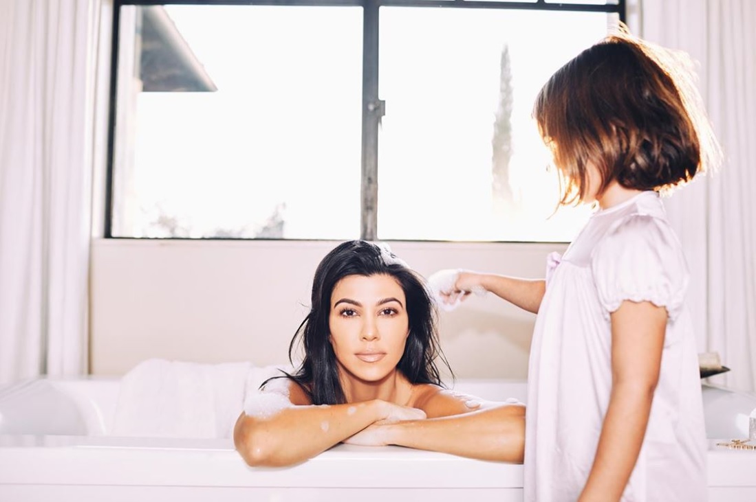 コートニー、バスタブでの全身ショットで画像加工に失敗か（画像は『Kourtney Kardashian　2019年3月11日付Instagram「Name: Penelope, Nickname: Poosh」』のスクリーンショット）