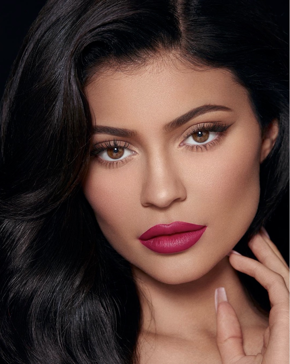 21歳でビリオネアを達成したカイリー・ジェンナー（画像は『Kylie　2019年3月11日付Instagram「Sprinkle Velvet Lip available now on KylieCosmetics.com and in store at ＠ultabeauty」』のスクリーンショット）