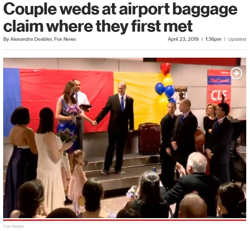 空港の手荷物受取所で挙式したカップル（画像は『New York Post　2019年4月23日付「Couple weds at airport baggage claim where they first met」（Fox News）』のスクリーンショット）