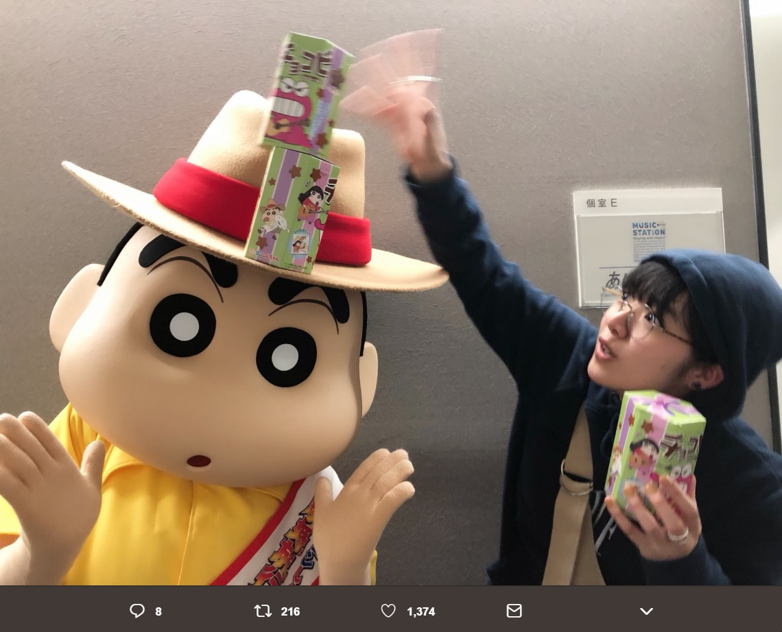 野原しんのすけとあいみょん（画像は『クレヨンしんちゃん公式　2019年4月19日付Twitter「みんな～！＃Mステ 見てくれたかな？」』のスクリーンショット）