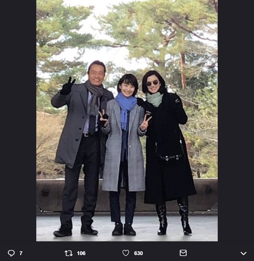 遠藤憲一、波瑠、鈴木京香（画像は『遠藤憲一公式　2019年4月24日付Twitter「スタッフです。昨日の3ショット写真、当ててくださった方が多くてビックリ!!」』のスクリーンショット）