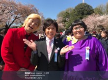 【エンタがビタミン♪】佐藤弘道、メイプル超合金と「桜を見る会」で記念写真　太田プロ集合ショットには「両手に華」の声も