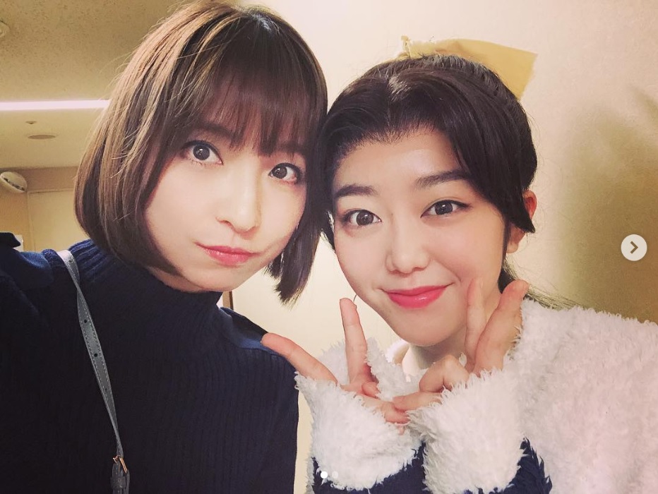 篠田麻里子と峯岸みなみ（画像は『篠田麻里子　2019年4月10日付Instagram「みいちゃん舞台行けてよかった」』のスクリーンショット）