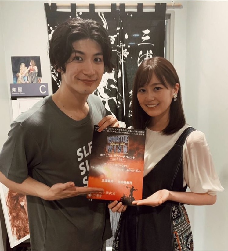 三浦春馬と生田絵梨花（画像は『Haruma Miura 三浦春馬　2019年5月6日付Instagram「生田絵梨花ちゃんがキンキーブーツ観に来てくれました。」』のスクリーンショット）