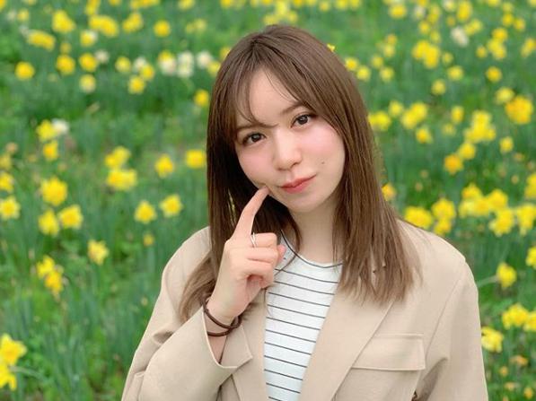 GWに家族とくつろぐ河西智美「髪もセットせずカラコンもつけず　お花畑でこのポーズ」（画像は『tomomi kasai　2019年5月12日付Instagram「カメラマン：姉」』のスクリーンショット）