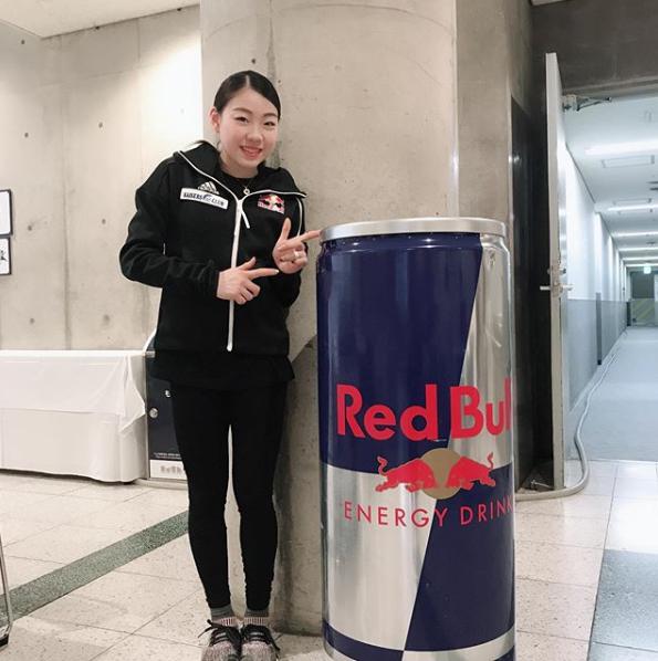 紀平梨花と巨大レッドブル（画像は『Rika Kihira 紀平梨花　2019年5月22日付Instagram「Fantasy on Ice2019幕張inしましたー」』のスクリーンショット）