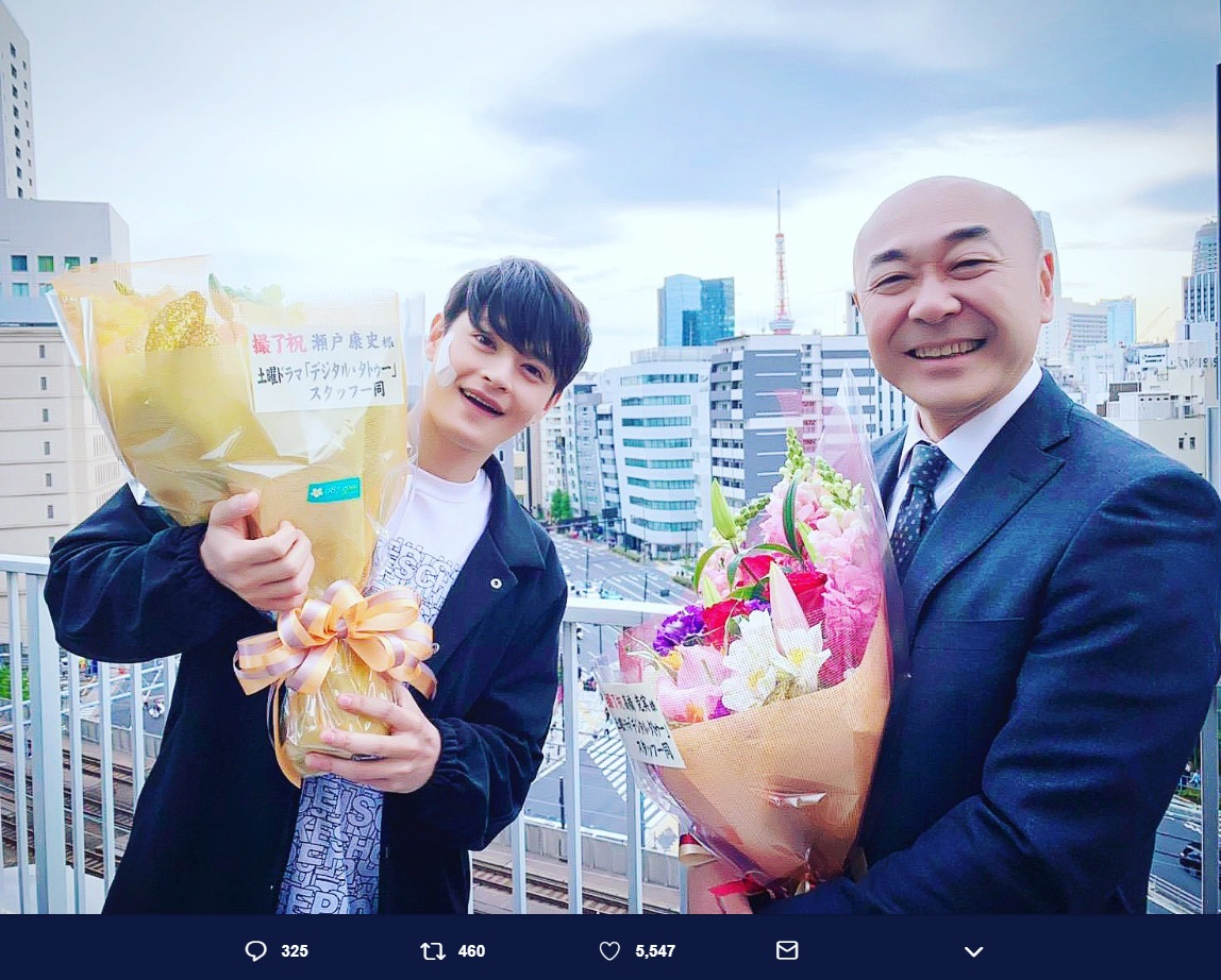 瀬戸康史と高橋克実（画像は『瀬戸康史　2019年4月28日付Twitter「NHK土曜ドラマ『デジタル・タトゥー』オールアップ!!!」』のスクリーンショット）