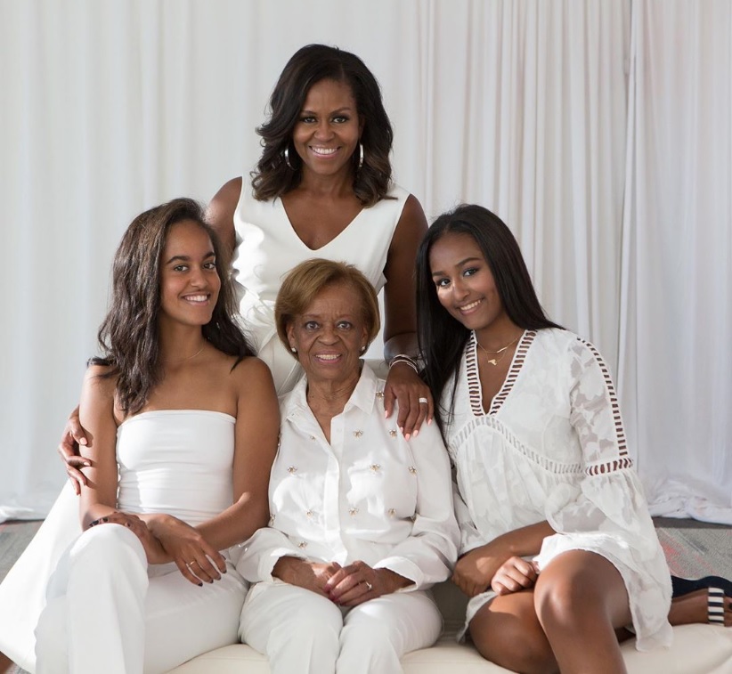 写真向かって右端のサーシャさん（18）と左端のマリアさん（21）（画像は『Michelle Obama　2019年5月12日付Instagram「Growing up, every time I’d come home from school with a story to share, my mother was there with a snack and a listening ear to hear about what was on my mind.」』のスクリーンショット）