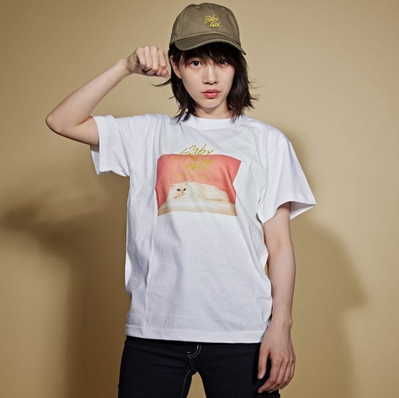 FC・Tシャツを着てスタイリッシュにキメるのん（画像は『のん　2019年5月20日付Instagram「FC・Tシャツ出来たてほやほや届いたよ。」』のスクリーンショット）