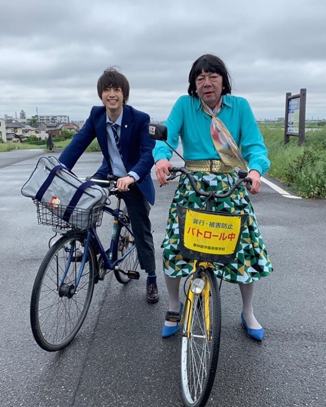 阿久津仁愛と古田新太（画像は『【公式】俺のスカート、どこ行った？　2019年5月4日付Instagram「このあと10時から『俺スカ』第3話!!!!!!」』のスクリーンショット）