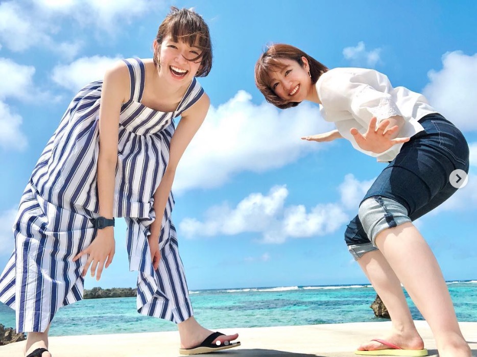 砂浜でポーズする佐藤栞里と滝菜月アナ（画像は『佐藤栞里　2019年5月3日付Instagram「滝ちゃんと宮古島へ」』のスクリーンショット）