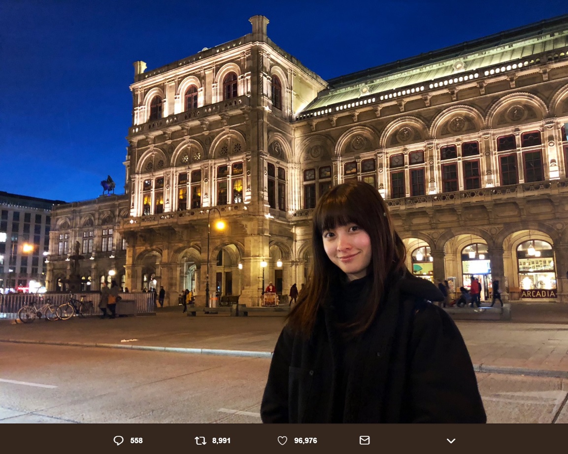 すっぴんでウイーンを観光する橋本環奈（画像は『橋本環奈　2019年6月16日付Twitter「ウィーンに行った時のプライベート写真です。」』のスクリーンショット）