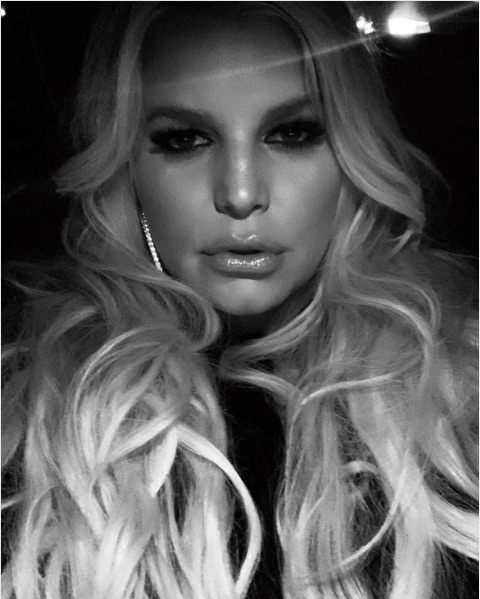 ジェシカは母乳育児のプロフェッショナル？（画像は『Jessica Simpson　2019年1月18日付Instagram「Staying out past 7pm」』のスクリーンショット）