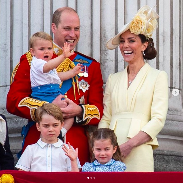 格安航空会社を利用したウィリアム王子・キャサリン妃一家（画像は『Kensington Palace　2019年6月8日付Instagram「The Duke and Duchess of Cambridge, Prince George, Princess Charlotte and Prince Louis join The Queen and Members of ＠TheRoyalFamily to watch the ＠RoyalAirForceUK ＠RAFRedArrows fly past over Buckingham Palace, following Trooping the Colour, The Queen’s Birthday Parade.」』のスクリーンショット）