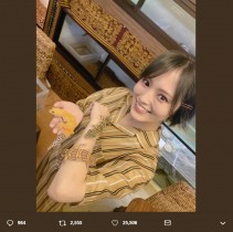 【エンタがビタミン♪】「虫は無理」な山本彩、トカゲを抱き上げ満面の笑み　変わらぬサービス精神が人気の秘訣か