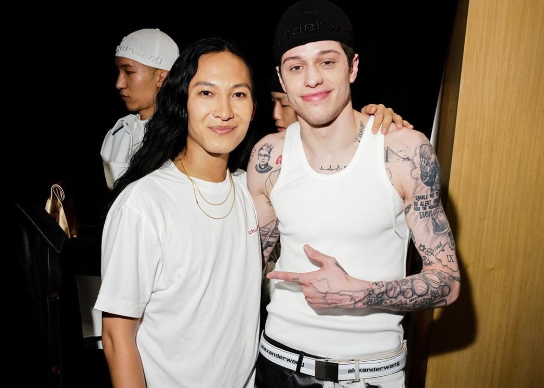 出番が終わりホッとするピート（右）とアレキサンダー・ワン（画像は『alexanderwang　2019年6月1日付Instagram「＠petedavidson backstage with ＠alexwangny after his runway show debut at the ＃Collection12020 show.」』のスクリーンショット）