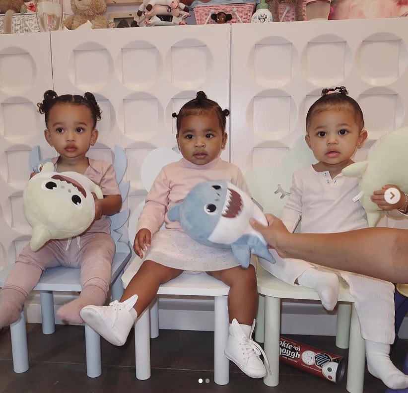 左からシカゴちゃん、トゥルーちゃん、ストーミーちゃん（画像は『Kylie　2019年6月3日付Instagram「The Triplets」』のスクリーンショット）