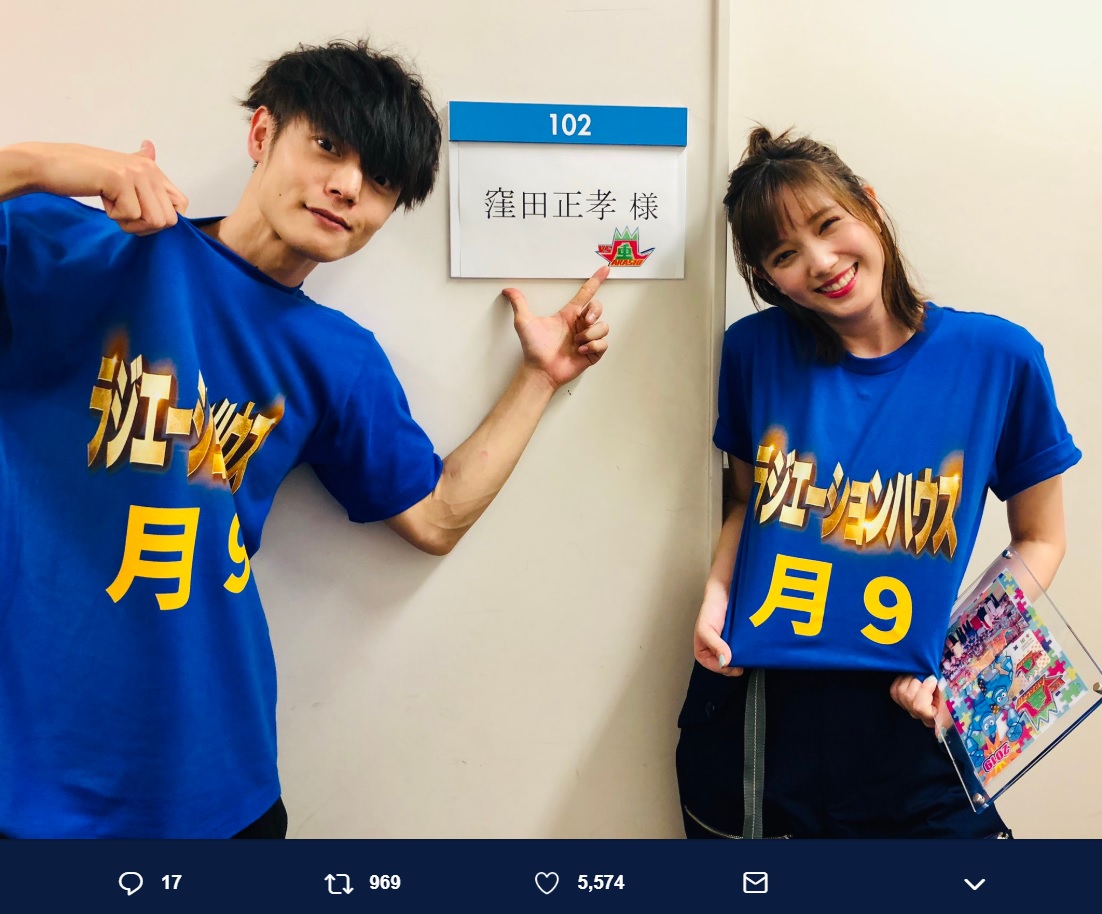 窪田正孝と本田翼（画像は『【公式】月9ドラマ『ラジエーションハウス』　2019年6月6日付Twitter「このあと、19時からの「VS嵐」に窪田正孝さんと本田翼さんがプラスワンで出演します」』のスクリーンショット）