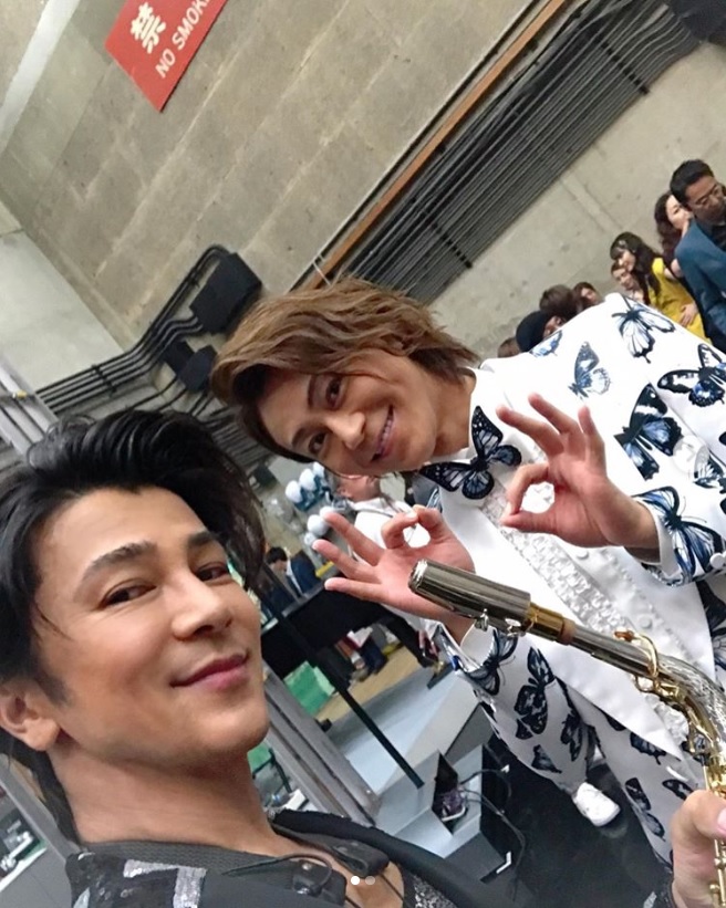 武田真治と氷川きよし（画像は『武田真治 Shinji Takeda official　2019年6月13日付Instagram「20196.11.＃NHK ＃うたコン 舞台裏にて ＃氷川きよし 王子と」』のスクリーンショット）