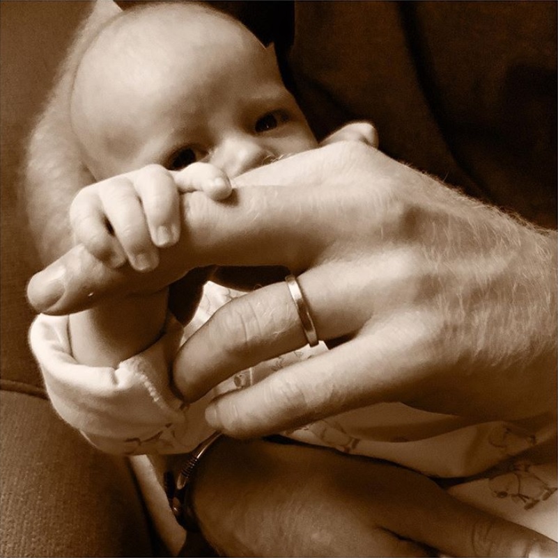 おめめパッチリのアーチーくん（画像は『The Duke and Duchess of Sussex　2019年6月16日付Instagram「Happy Father’s Day!」』のスクリーンショット）