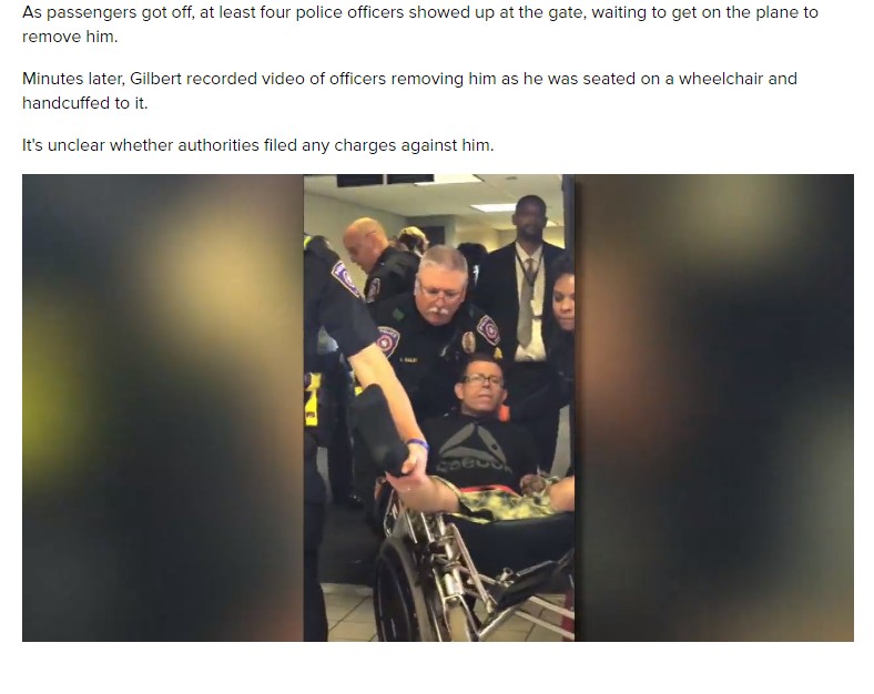 他の乗客の席に勝手に座り降機させられた男（画像は『WFAA.com　2019年7月23日付「Video: Disruptive passenger handcuffed to wheelchair, removed from American Airlines flight」』のスクリーンショット）